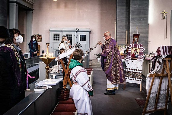 Priester Bokanov schwenkt Weihrauch