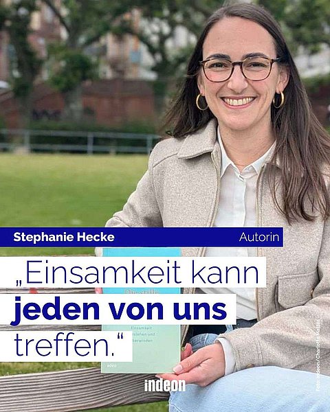 Autorin Stephanie Hecke: eine weiße Frau mit langen dunklen Haaren und Brille lächelt. Sie trägt Jeans, eine weiße Bluse und eine helle Jacke. In der Hand hält sie ihr Buch. Text: "Einsamkeit kann jeden von uns treffen."