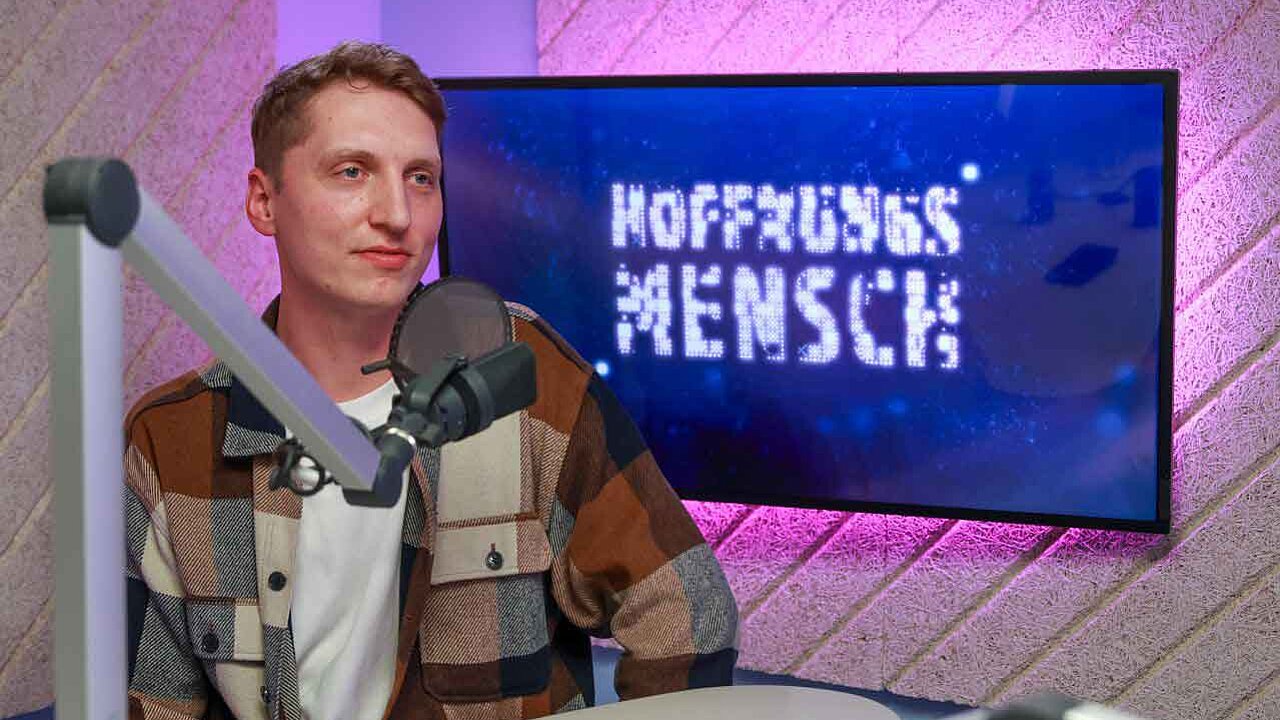 Gabriel sitzt im Podcaststudio