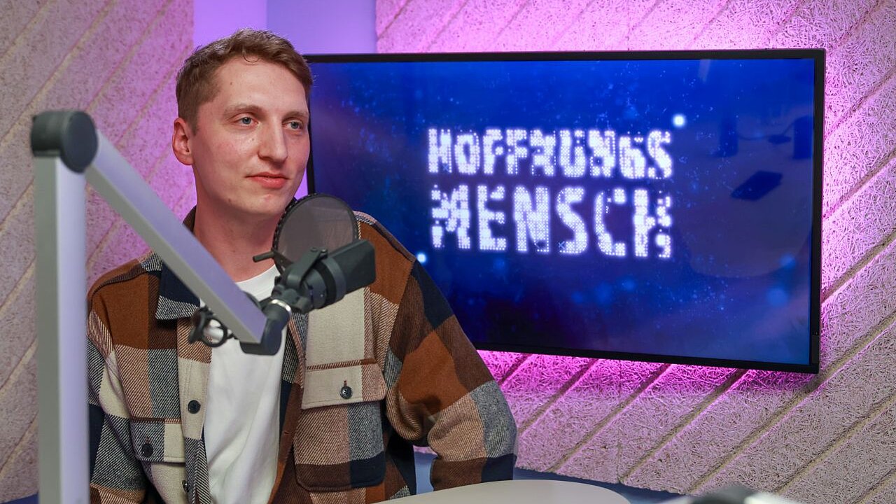 Gabriel sitzt im Podcaststudio