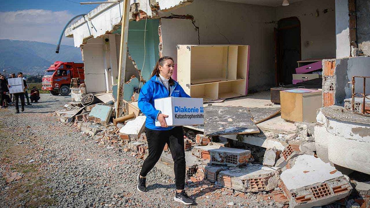 Bilge Menekşe von der Diakonie Katastrophenhilfe übergibt Hygieneboxen für Erdbebenopfer im Buyuk Dalyan Distrikt von Hatay. 