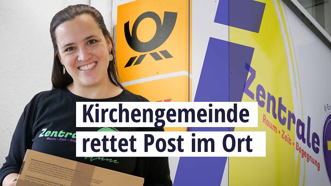 Anne Hain hält vor der Postfiliale ein Päckchen in der Hand.