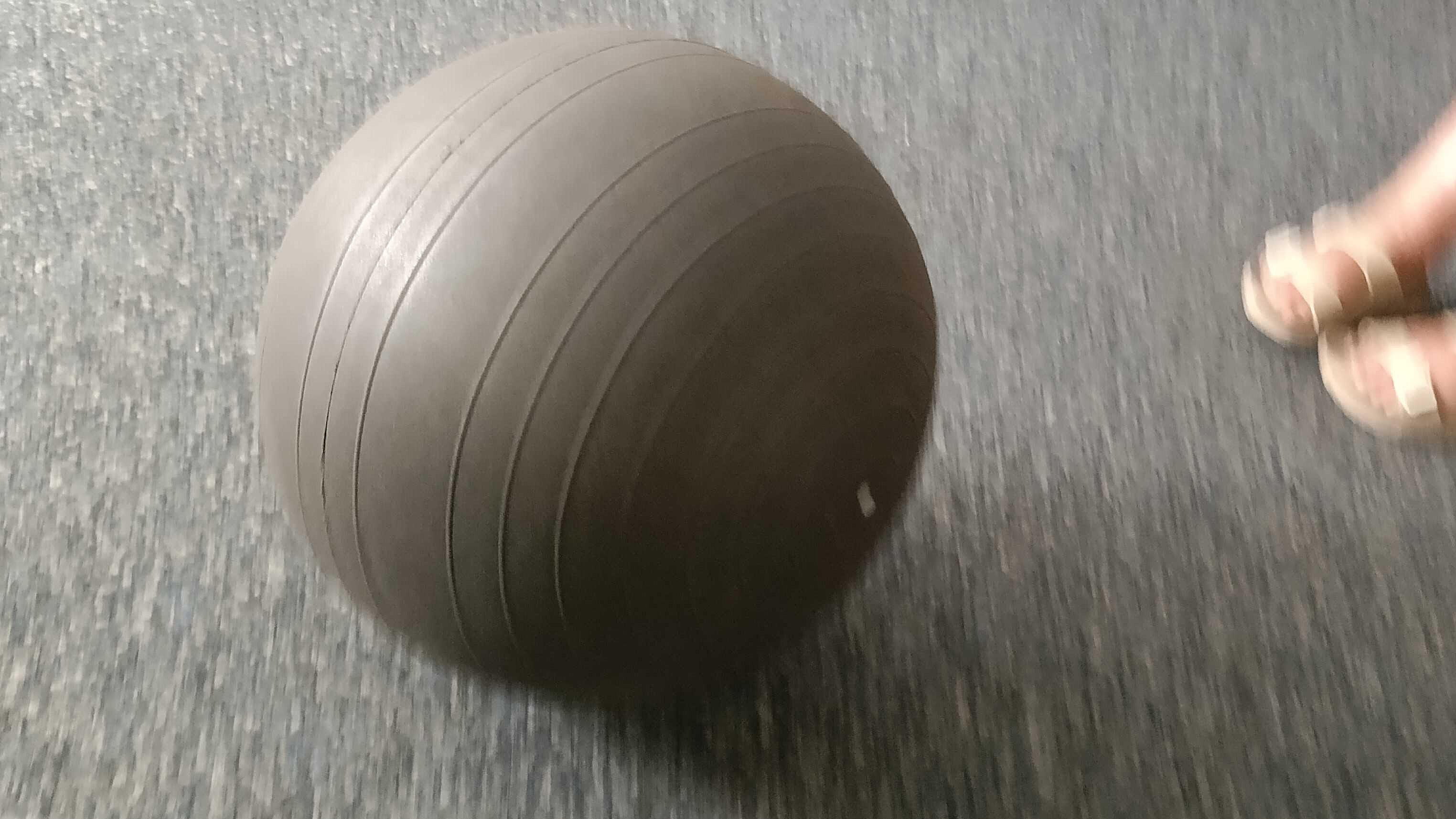 Ein Gymnastikball in Bewegung