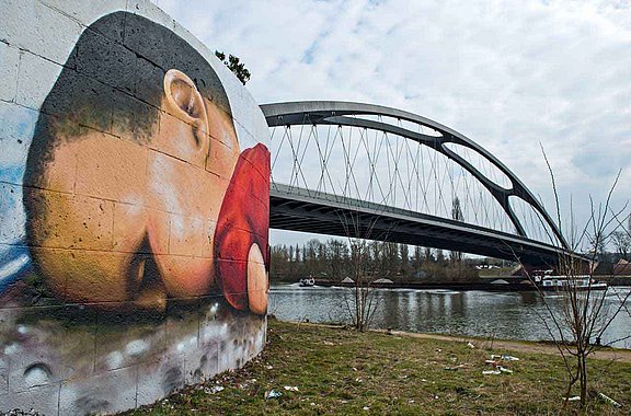 Graffito von Alan Kurdi am Strand