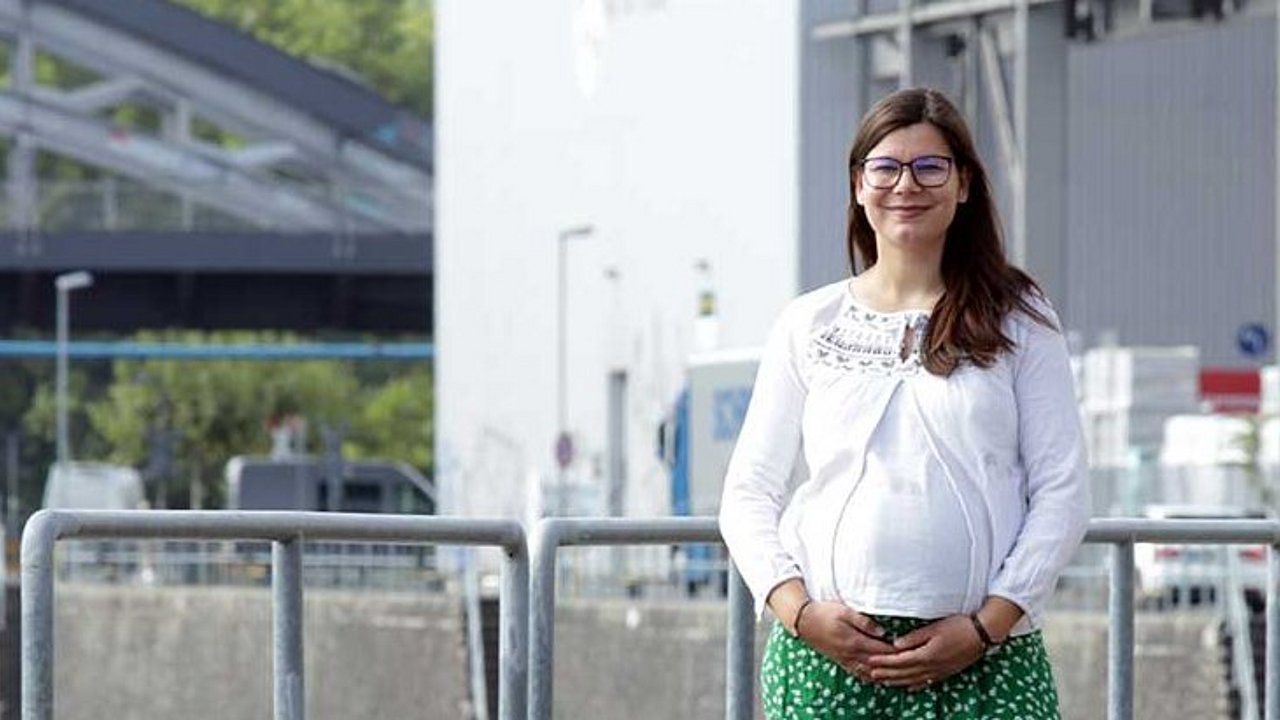 Stolz und liebevoll blickt Charlotte Mattes in ihre Zukunft als Mama