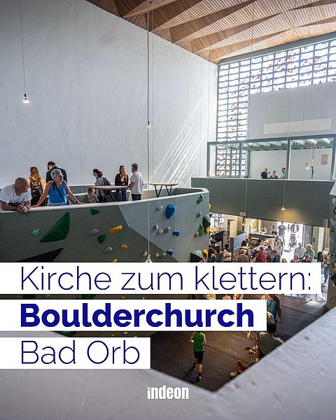 Das Bild zeigt die Boulderchurch in Bad Orb, eine teilentweihte und zur Boulderhalle umfunktionierte katholische Kirche. Dazu der Text: Kirche zum klettern: Boulderchurch Bad Orb