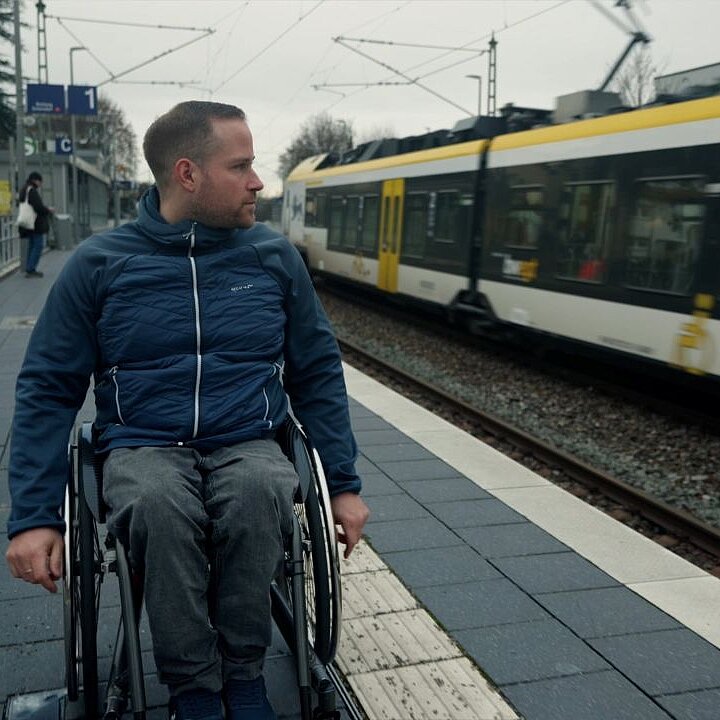 Lucas Zehnle am S-Bahnhof Rommelshausen