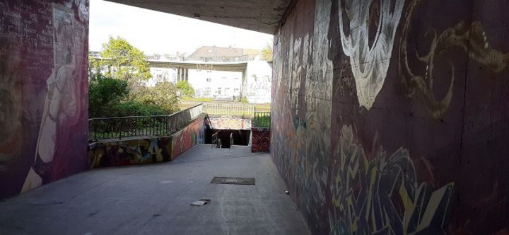 Viele Treppen und lange Gänge unterm Brückenkopf sind mit Graffiti gestaltet