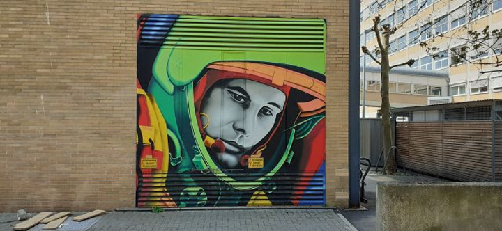 Etwas außerhalb der Stadtmitte hinter der Technischen Hochschule Mittelhessen befindet sich ein Astronaut gemalt vom Künstlerkollektiv 3Steps