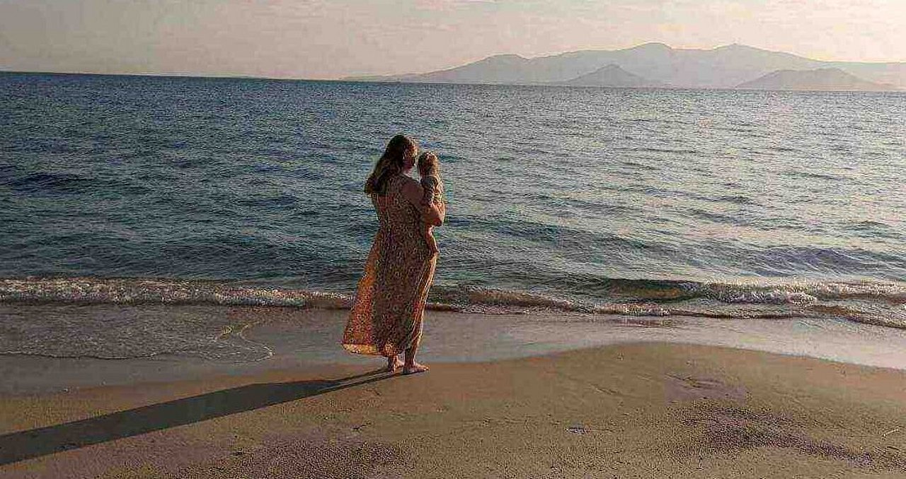 Wiebke steht mit ihrer Tochter am Meer und genießt die Zeit zusammen