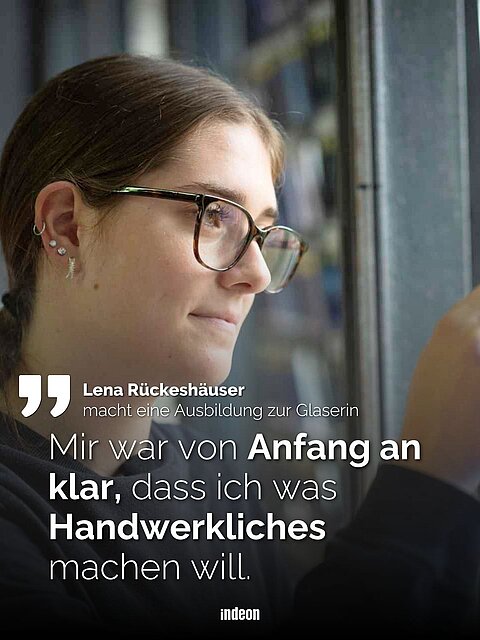 Eine junge Frau mit Brille, mehreren Ohringen und braunem Haar trägt einen schwarzen Pulli und arbeitet an einer Glasscheibe. Text: Lena Rückeshäuser macht eine Ausbildung zur Glaserin: "Mir war von Anfang an klar, dass ich was Handwerkliches machen will.