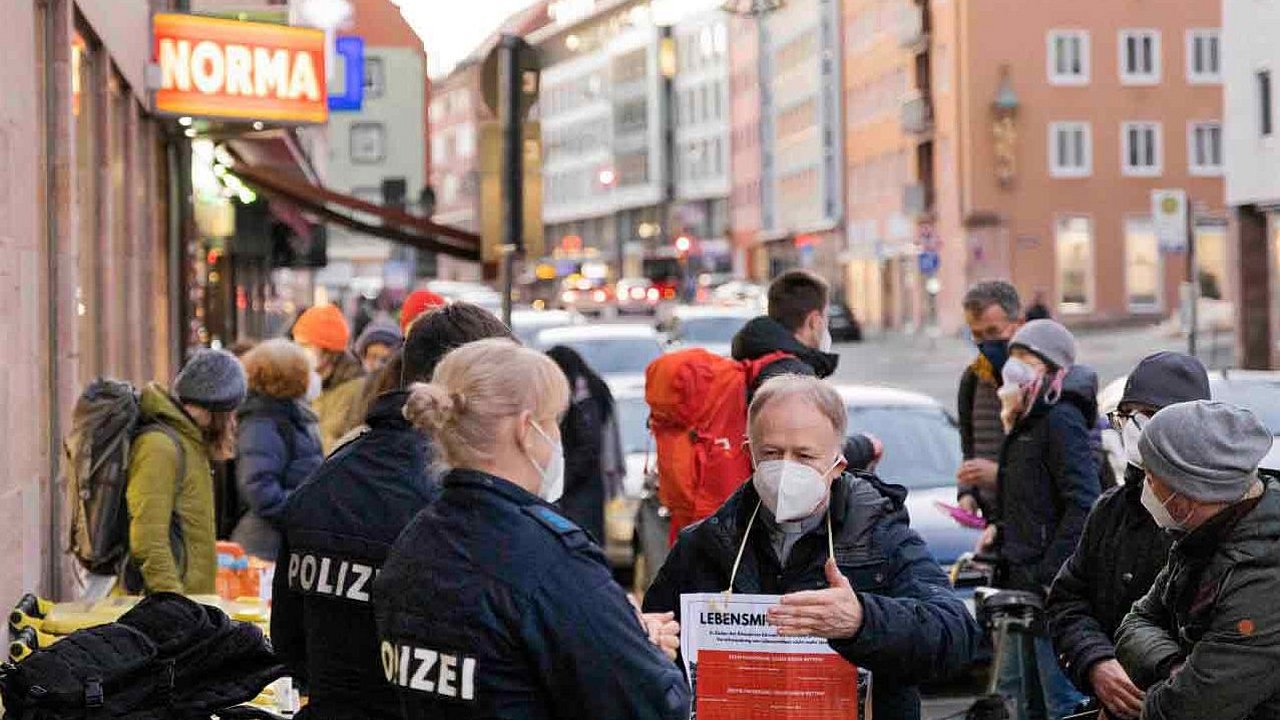 Jesuitenpater Jörg Alt spricht mit Polizisten.