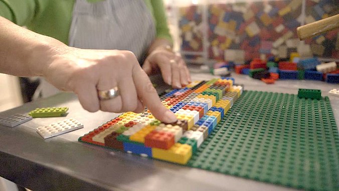 Stein für Stein baut die Lego-Oma die Rampen