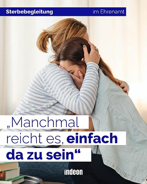 Zwei Personen umarmen sich in einer tröstenden Geste. Text auf dem Bild: 'Sterbebegleitung im Ehrenamt' und 'Manchmal reicht es, einfach da zu sein'.