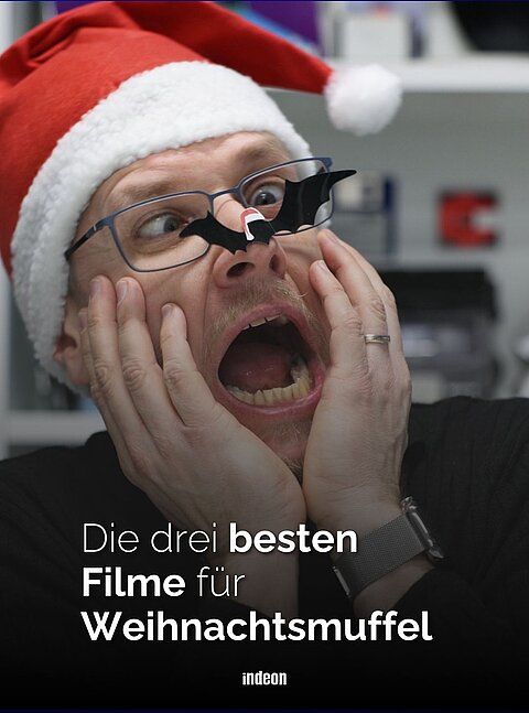 Der indeon Redakteur Jörn, zieht eine schaurige Grimasse. Auf seinem kopf ist eine lustige Weihnachtsmütze und auf seiner Nase klebt eine kleine Fledermaus. 