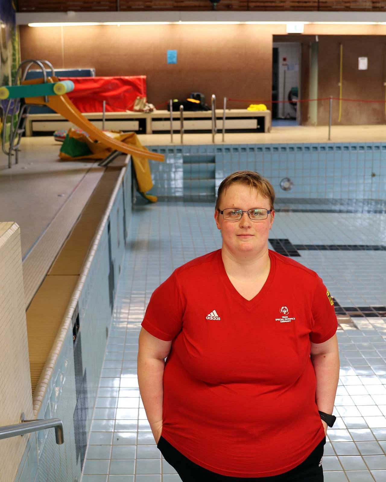 Sabrina steht vor dem trockenen Schwimmbecken