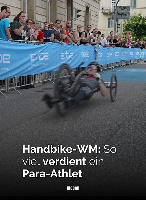 Eine Person fährt mit einem sogenannten Handbike auf die Kamera zu. Ein Handbike ist ein Fahrad an dem die Pedalen nicht von den Füßen sondern den Händen bedient werden. 