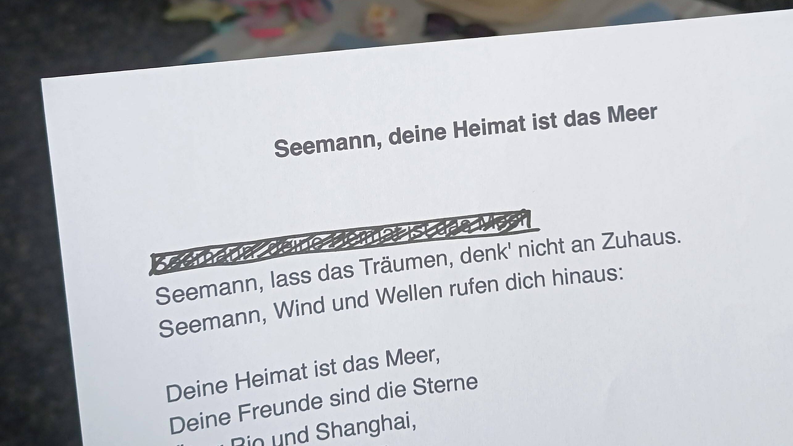 Ein weißes Papier mit schwarzer Schrift. Es ist das Lied "Seemann, deine Heimat ist das Meer