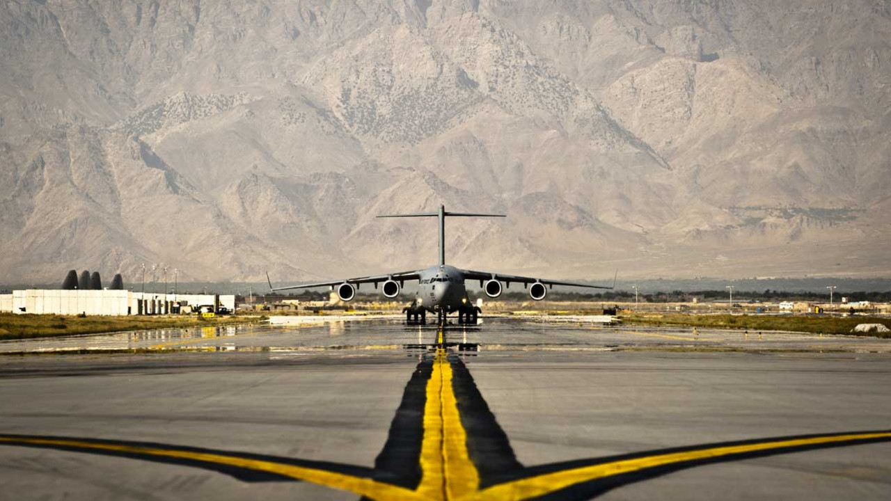 Flugzeug auf einer Airbase in Afghanistan
