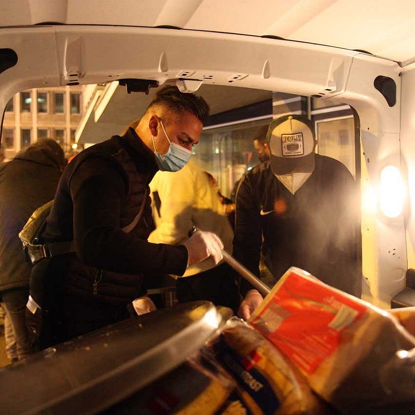 Eine warme Mahlzeit am Tag - dafür sorgt der Verein „Stützende Hände“ in Frankfurt