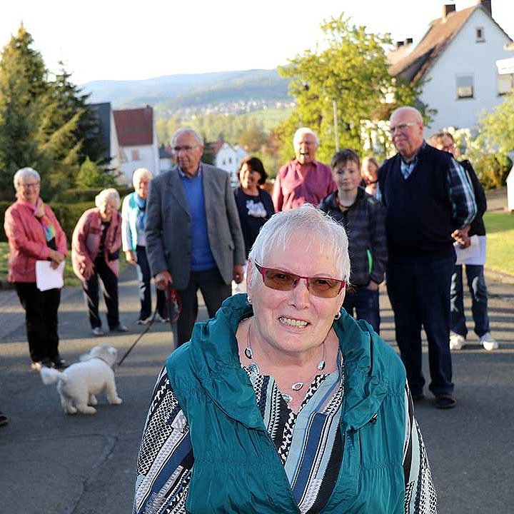 Adelheid Weber und ihre Nachbarn beim Singen gegen Corona