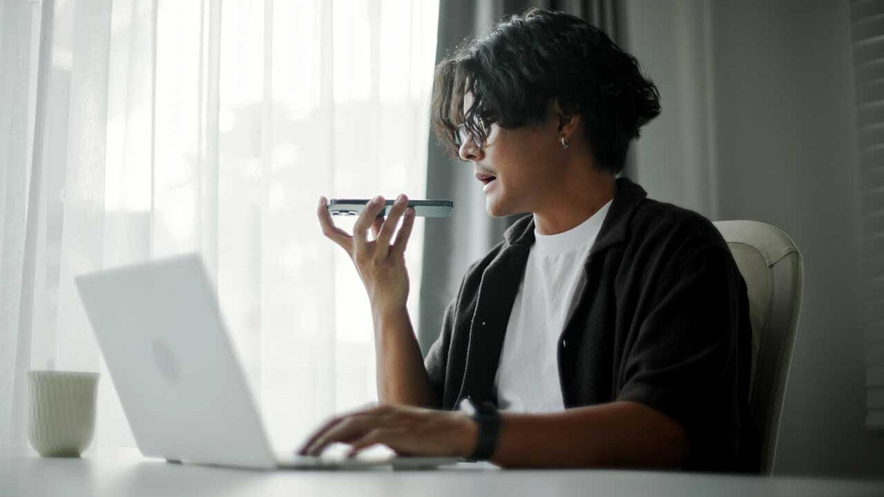 Online oder telefonisch gibt es viele Hilfsangebote. Nach Hilfe fragen und sie annehmen ist völlig in Ordnung. Trau dich!