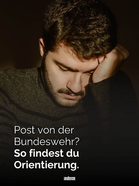 Nachdenklicher junger Mann stützt den Kopf auf die Hand, dazu Text: „Post von der Bundeswehr? So findest du Orientierung.“