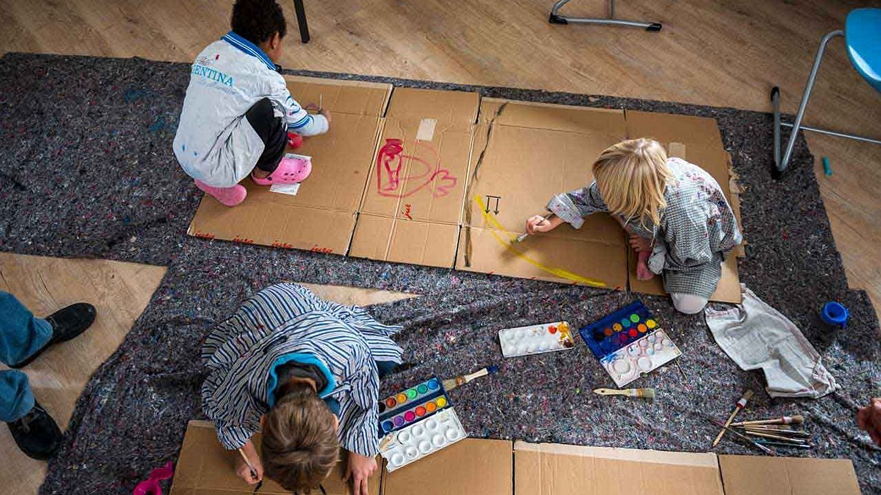 Kinder malen im Geschwisterhaus