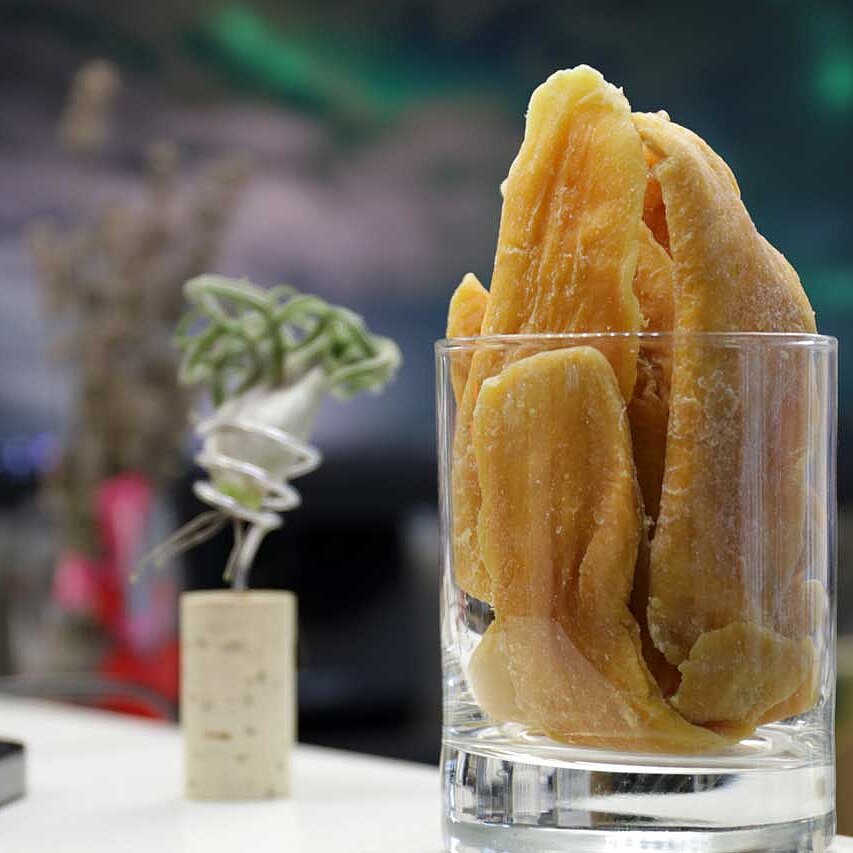 Kandierte Mangostreifen im Glas