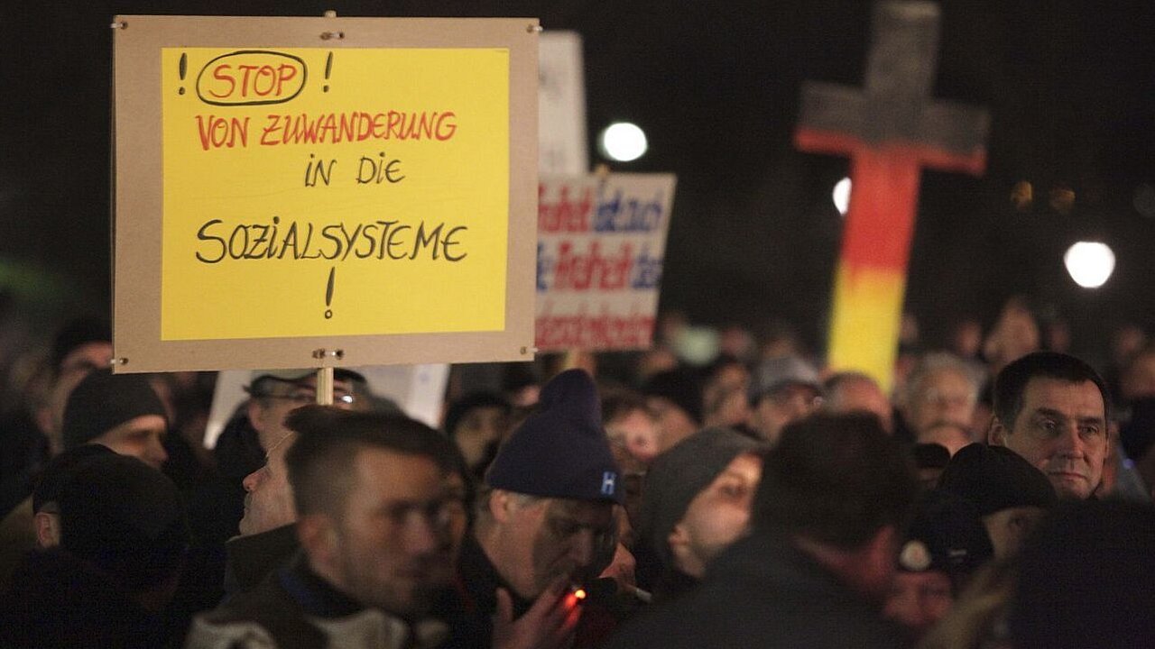 Christliche Symbole auf fremdenfeindlichen Demos