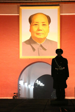 Ein Plakat von Mao mit einem Wachposten davor in Peking