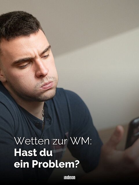 Ein junger Mann sitzend, mit seinem Smartphone in der Hand. Er blickt angestrengt und besorgt auf das Display. Text: Wetten zur WM: Hast du ein Problem?