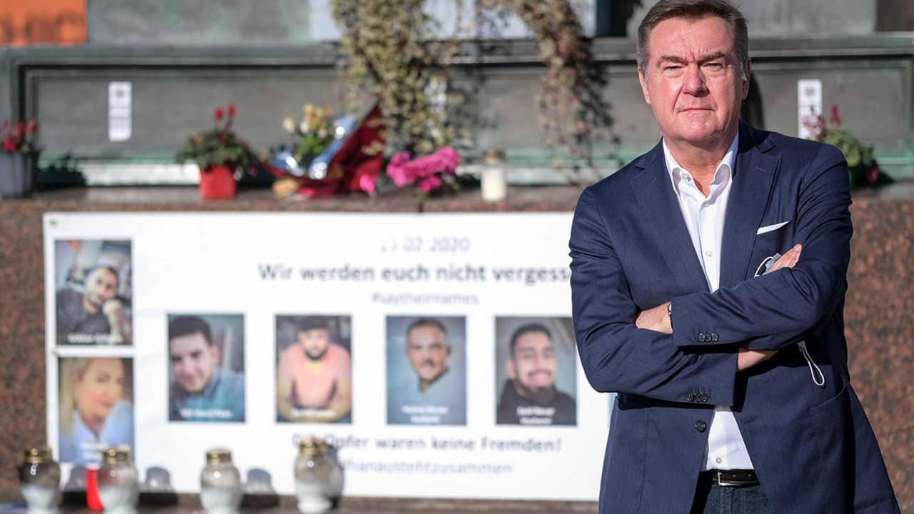 Oberbürgermeister Claus Kaminsky am Brüder Grimm Denkmal mit Bildern der Ermordeten aus Hanau 