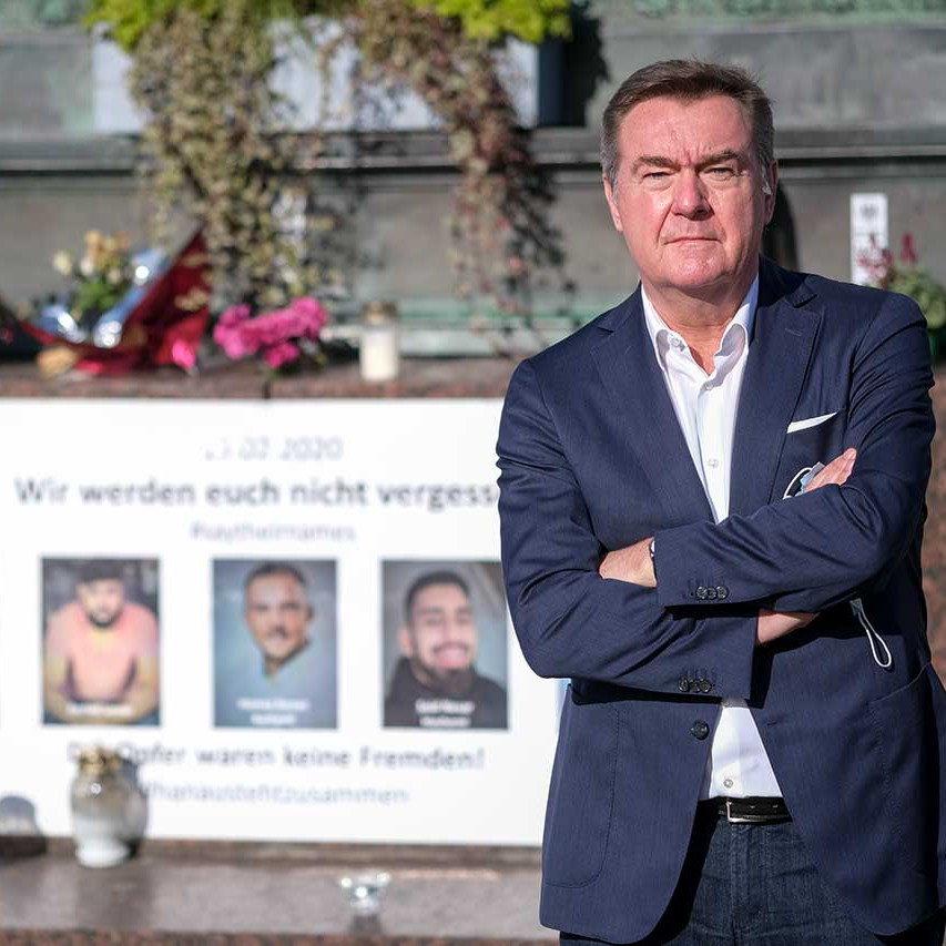 Oberbürgermeister Claus Kaminsky am Brüder Grimm Denkmal mit Bildern der Ermordeten aus Hanau 