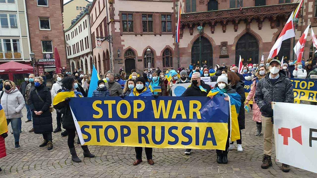 Auf dem Plakat steht: Stop War - Stop Russia