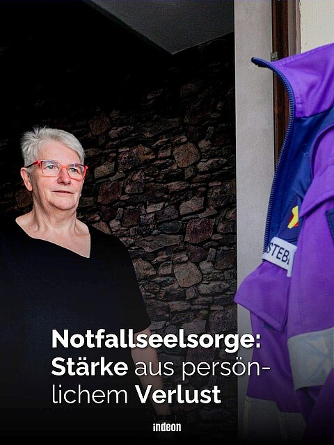 Eine Frau mit schwarzem Oberteil und kurzen grauen Haaren steht in einer geöffneten Tür. Vor ihr eine Person in der lilanen Jacke der Notfallseelsorge. Text: Notfallseelsorge: Stärke durch persönlichen Verlust