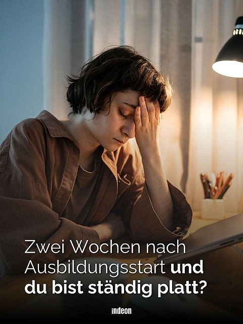 Erschöpfte junge Frau stützt den Kopf am Schreibtisch, Text: „Zwei Wochen nach Ausbildungsstart und du bist ständig platt?“