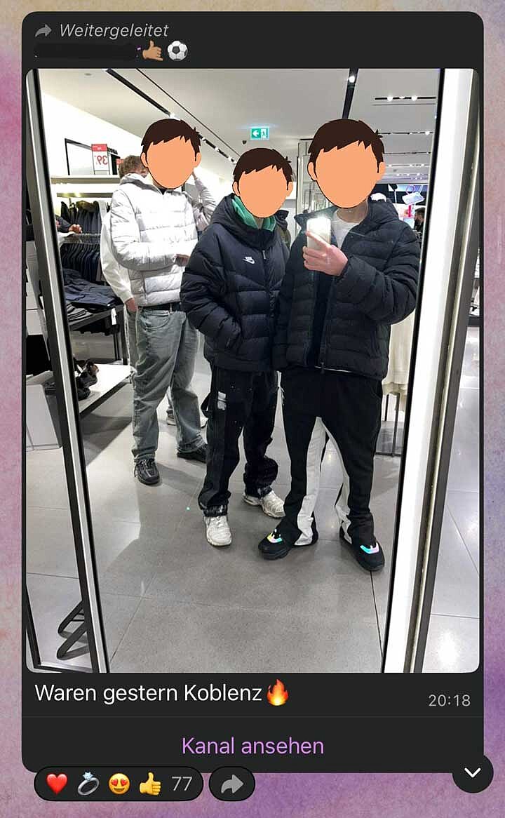 Ein weitergeleitetes Bild im WhatsApp-Kanal - auf dem Bild 3 verfremdete Jungs in einem Einkaufzentrum. Dazu der Text: Waren gestern in Koblenz 🔥. 77 Reaktionen. Dazu ein Link der zu "Kanal ansehen" führt.