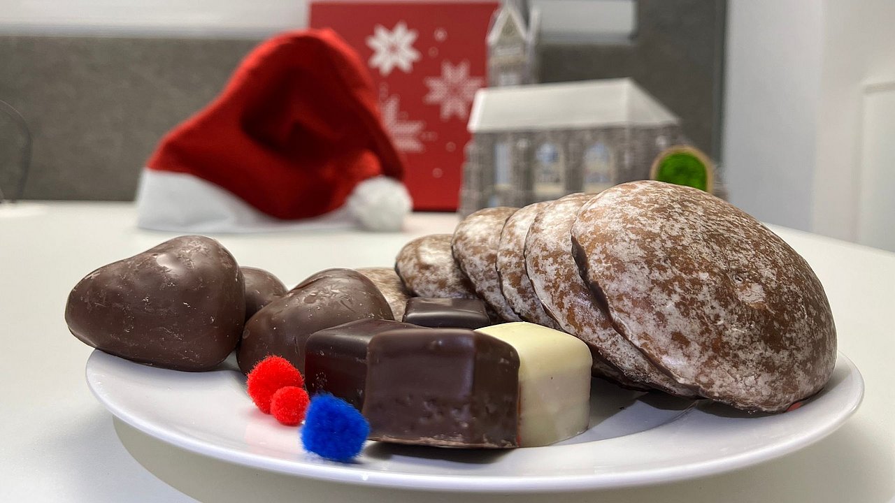 Adventlicher Teller mit Lebkuchen und Dominosteinen