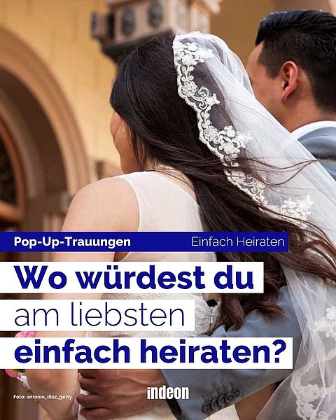 Ein junges Hochzeitspaar steht vor einem Gebäude. Der Bräutigam hat seine Hand um die Braut gelegt. Dazu der Text: "Pop-Up-Trauungen. Einfach Heiraten. Wo würdest du am liebsten einfach heiraten?"