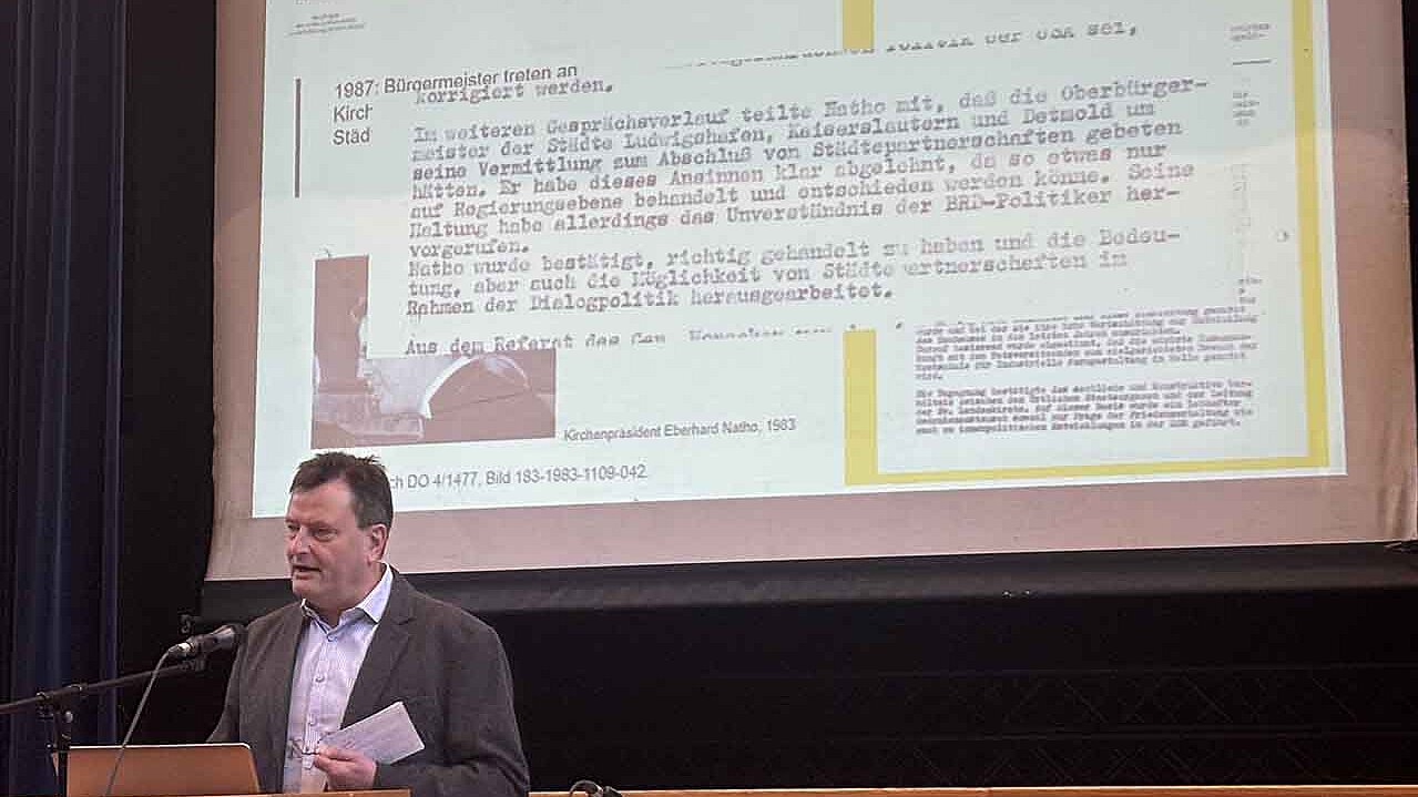 Wolfram von Scheliha präsentiert in einem Vortrag Protokolle der Stasi