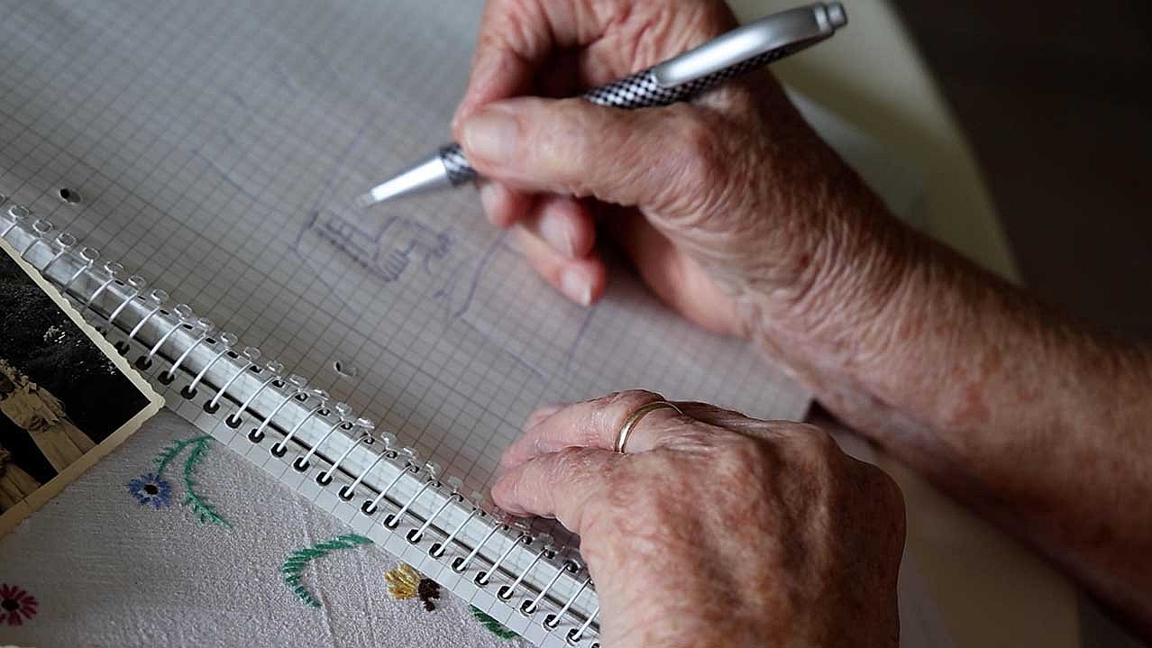 Rosemarie Bärmann zeichnet den Stollen auf Papier