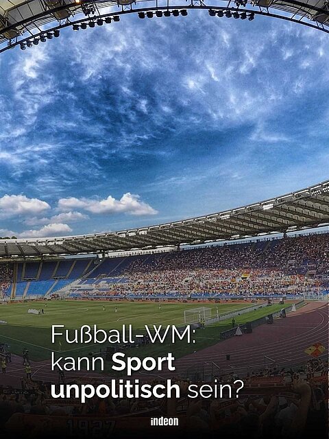 Ein Fuballstadion unter blauem Himmel. Voll besetzt mit Menschen. Text: Fußball-WM: darf Sport unpolitisch sein?
