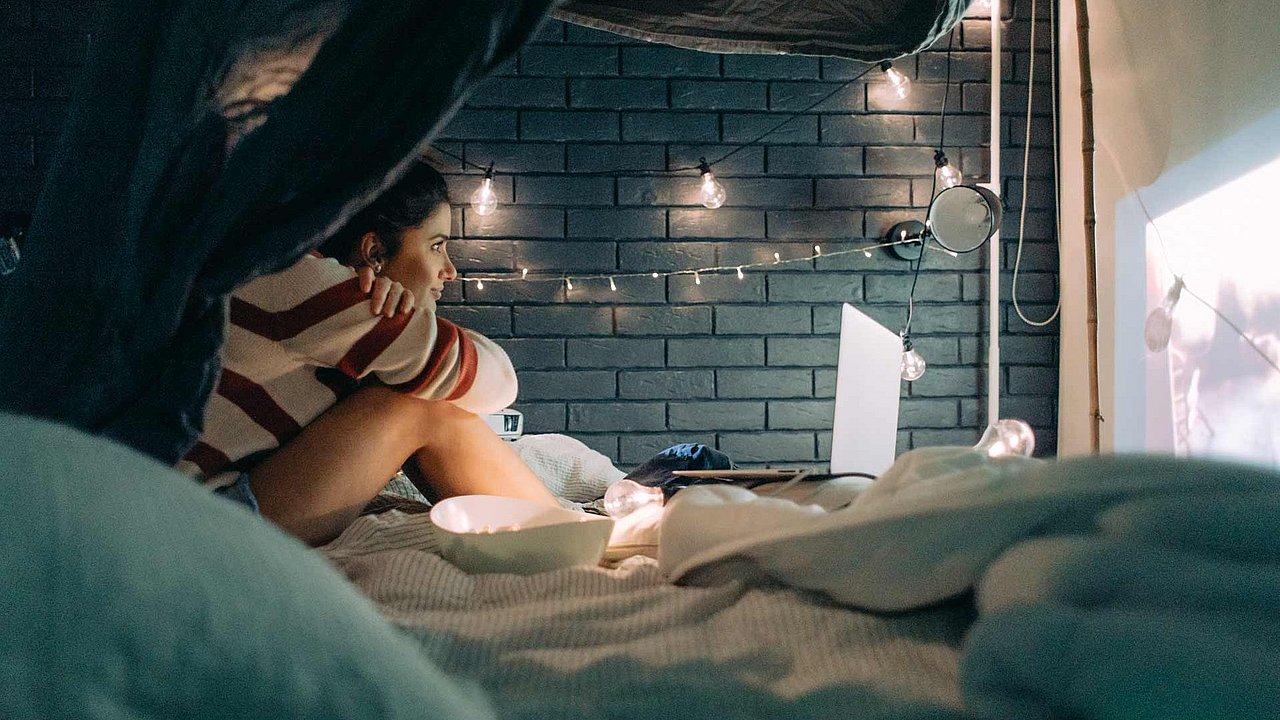 Ein gemütliches Heimkino im Bett mit Laptop & Beamer