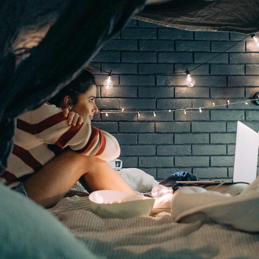 Ein gemütliches Heimkino im Bett mit Laptop & Beamer