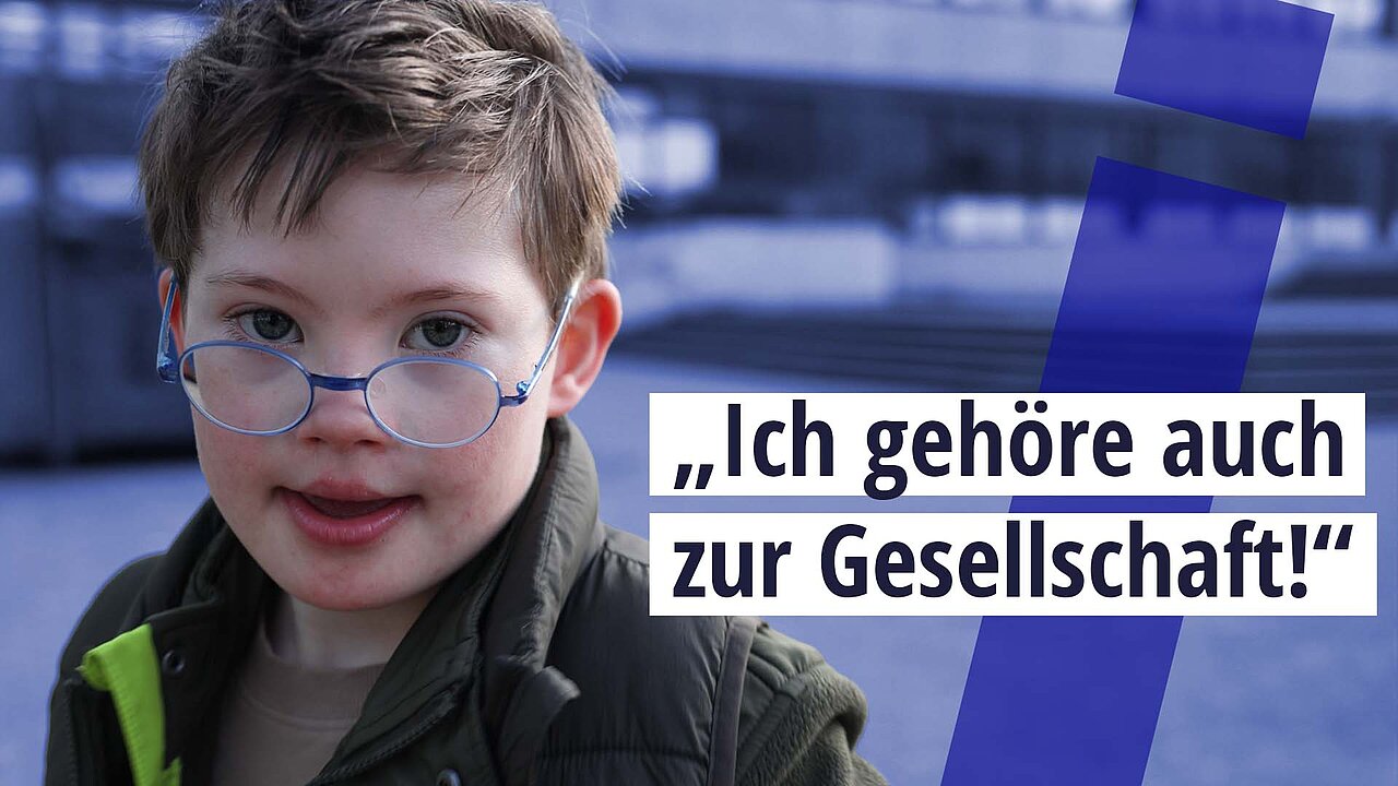 Joshua blickt gerade und frech in die Kamera. Dazu das Zitat: „Ich gehöre auch zur Gesellschaft!“