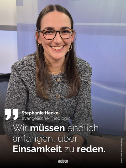 Eine junge Frau mit klangen brunetten Haaren lächelt in die Kamnera. Darunter ist ein Zitat von ihr eingeblendet was lauetet: Wir müssen endlich anfangen, über Einsamkeit zu reden.  