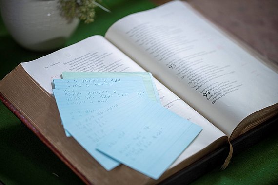 Karteikarten mit Braille-Schrift 