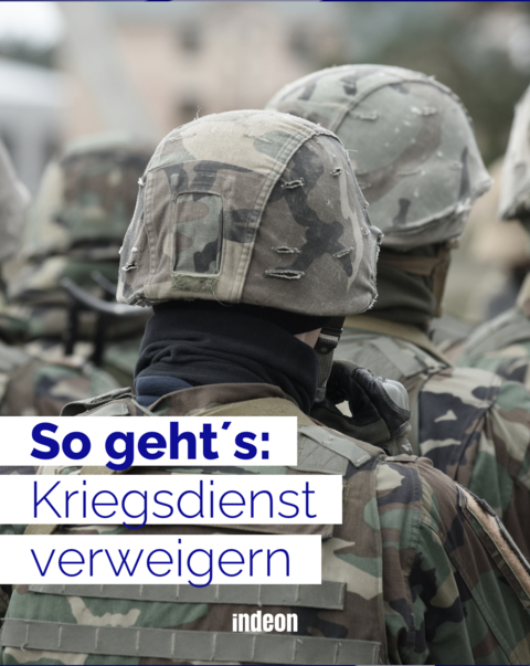 Soldaten mit Helm von hinten. So geht Kriegsdienstverweigern