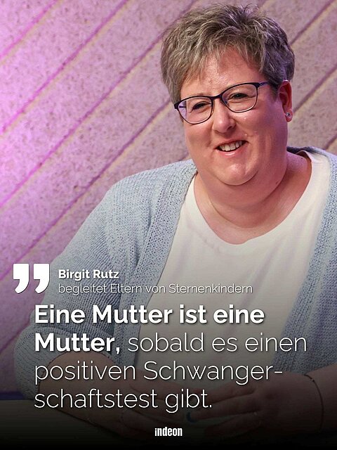 Porträt einer lächelnden Frau vor rosa Hintergrund. Es ist Birgit Rutz, die Eltern von Sternenkindern begleitet; mit Zitat: „Eine Mutter ist eine Mutter, sobald es einen positiven Schwangerschaftstest gibt.“